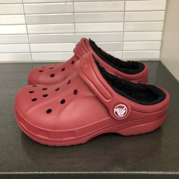 🥳HOST PICK🥳 Unisex Red lined youth CROCS - Picture 2 of 9